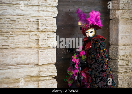 Eine Person in Katze Kostüm Betreten eines Gebäudes Piazza San Marco Veneto Italien Stockfoto