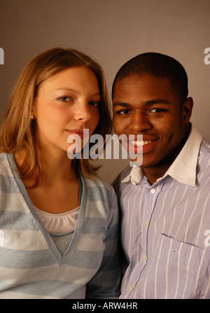 Junge Mischlinge paar. Stockfoto