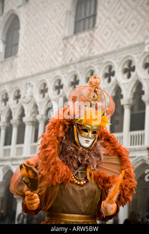 Eine Frau im Karnevalskostüm und Maske zu Fuß durch San Marco Square Venedig Italien Stockfoto