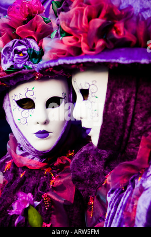 Zwei Personen gekleidet gleichermaßen in Masken und Kostümen, die Teilnahme an den Karneval in Venedig Veneto Italien Stockfoto