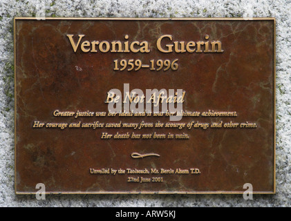 Gedenktafel an der Memorial Statue oder Büste von Veronica Guerin in den Gärten des Dublin Castle. Dublin, County Dublin, Irland. Stockfoto