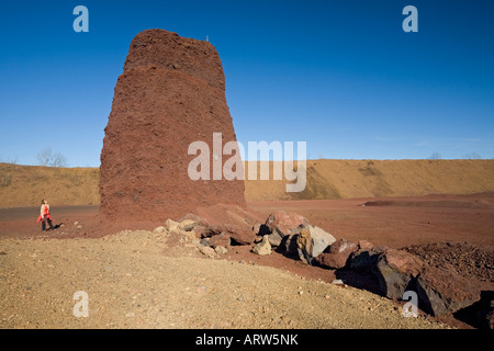 Ein Zuckerhut Hügel im Steinbruch "Pouzzolanes des Dômes". "Pain de Sucre" Dans la Carrière des Pouzzolanes des Dômes. Stockfoto