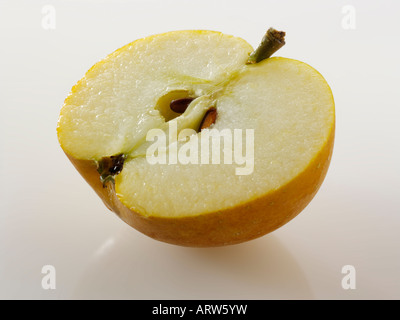 Englisch Russet Apfel halb geschnitten vor einem weißen Hintergrund Stockfoto