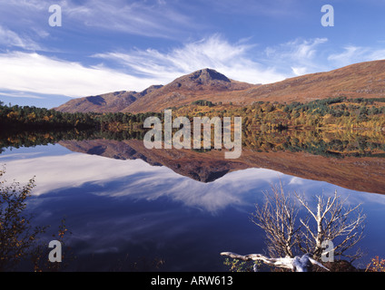 UK Schottland Highland Inverness Shire Glen Affric Loch Benivean und Berg von Mam Sodhail Stockfoto