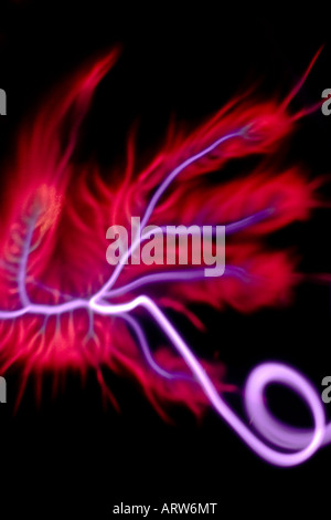 Blue Lightnings scheint aus einer leuchtenden roten Hand ausbrechen Effekt erzeugt durch das halten der Hand an der Außenseite des Plasma-ball Stockfoto