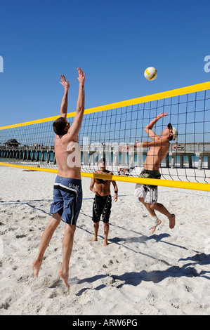 Strand 2 auf 2 Volleyball gespielt an der Pier Strand Naples Florida Stockfoto