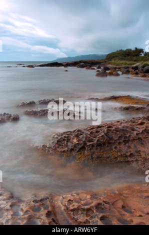 vertikale Foto von erodierten Mustern in Sandstein Felsen an der Küste Corrie auf der Isle of Arran Stockfoto