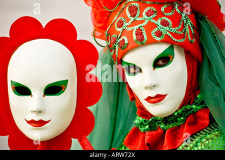 Ein Mädchen hält eine Maske und gekleidet in markante Maske und Kostüm, die Teilnahme an den Karneval in Venedig Veneto Italien Stockfoto