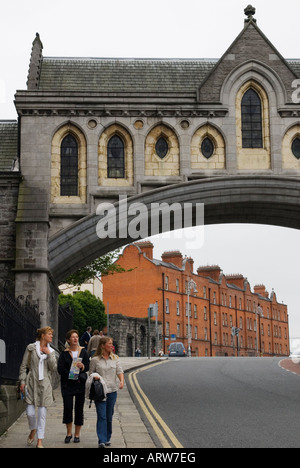 Touristen unter der Überdachung Brücke, Christ Church Cathedral und Synode Haus wo die Bischöfe verwendet in Dublin, Irland Stockfoto