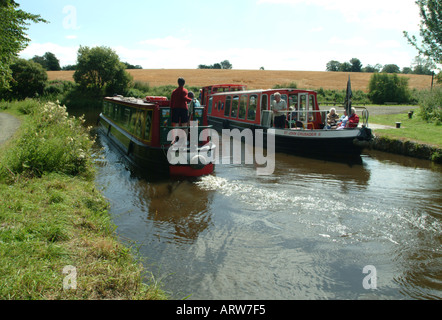 Zwei schmale Boote vorbei über die Union canal in West Lothian, Schottland Stockfoto