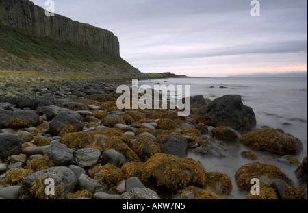 Landschaftsfoto von Klippen und Felsenküste am Drumadoon Punkt auf der Isle of Arran in Schottland bei Sonnenuntergang Stockfoto