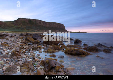 Landschaftsfoto von Klippen und Felsenküste am Drumadoon Punkt auf der Isle of Arran in Schottland bei Sonnenuntergang Stockfoto