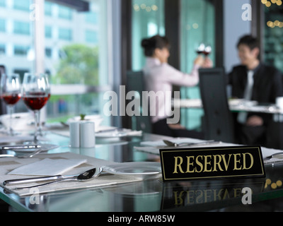 Unternehmer und Unternehmerin Toasten beim Abendessen Stockfoto
