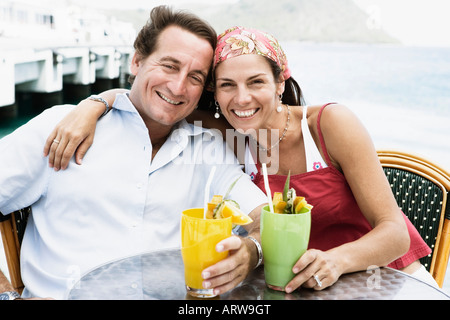 Porträt einer Mitte erwachsenes paar Gläser Saft halten und Lächeln Stockfoto