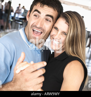 Seitenansicht eines Mitte Erwachsenen Paares tanzen in einem Nachtclub und lächelnd Stockfoto
