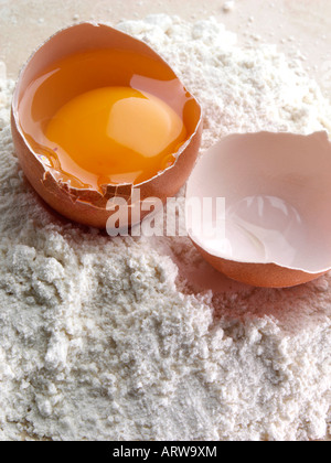 Mehl Freilandhaltung Ei Backen redaktionelle Lebensmittel Stockfoto