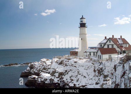 Portland Head Light, auch als Kap Elizabeth Leuchtturm am Cape Elizabeth, Maine, im Winter. Stockfoto