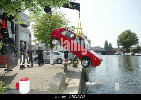 Notdienste Auto vom Kanal anheben Stockfoto