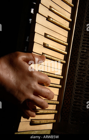 Eine gruselige falsche Hand spielt Ziehharmonika alte gebrochene. Stockfoto