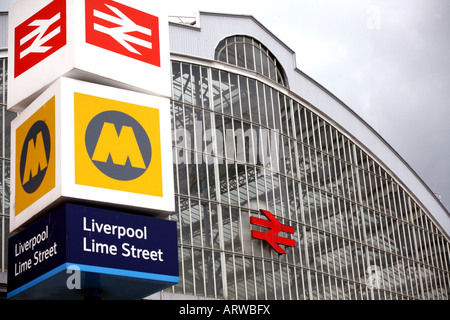 Fassade des Bahnhofs Lime Street in Liverpool Stockfoto