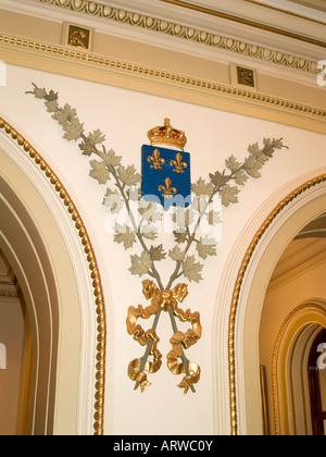 Das französische Wappen an der Wand im Inneren der Nationalversammlung Nationale Grande Allee, Quebec City, Kanada Stockfoto