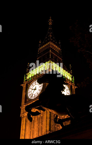 Der Uhrturm am Westminster, Heimat des Parlaments berühmten 'Big Ben' und die Pferde der Boudicca Statue, London, UK Stockfoto