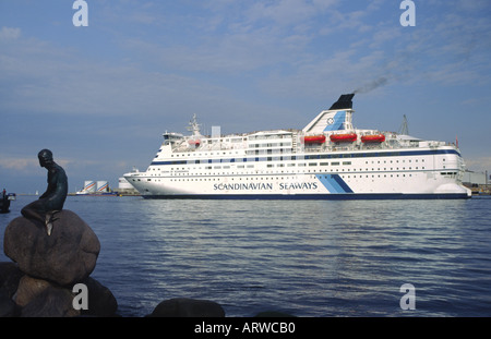 Die dänische Auto Fähre Crown of Scandinavia Weitergabe aus Kopenhagen auf dem Weg nach Oslo ist die Meerjungfrau im Vordergrund zu sehen Stockfoto