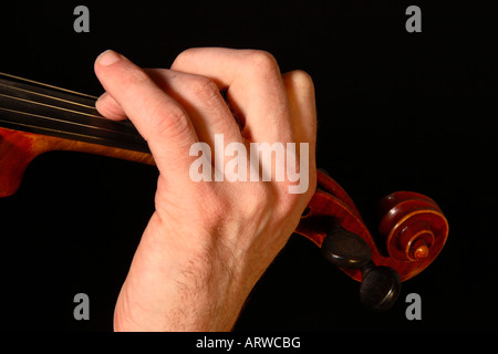 Mann, das Geigenspiel, Nahaufnahme. Stockfoto