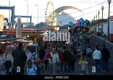 Menschenmassen genießen den Carnaval vor das Auditorio De Tenerife Santa Cruz Teneriffa Kanaren Spanien Stockfoto