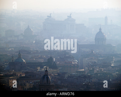 Sehen Sie sich auf eine trübe Rom mit mehreren Kuppeln und Victor Emmanuel II Monument in der hinteren Rom Stadt Smog Verschmutzung Stockfoto