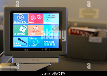 Air France (AF) Business Class Entertainment in einem Flugzeug der Boeing 777 Stockfoto