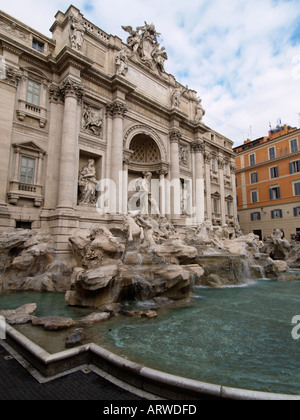 Der berühmte Trevi-Brunnen im Herzen von Rom Latium Italien wurde von Nicola Salvi entworfen und fertiggestellt im Jahre 1762 Stockfoto