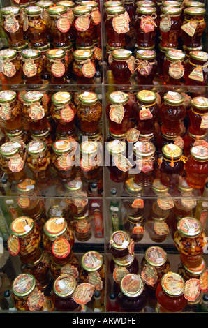 Gläser auf dem Display im Shop von griechisch griechische Kreta Honig mit Früchten und Mandeln Stockfoto