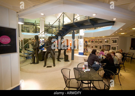 CAVERN WALKS SHOPPING CENTER BEATLES Denkmal und LUCY IN THE SKY mit Diamanten CAFE Liverpool Heim von The Beatles Stockfoto