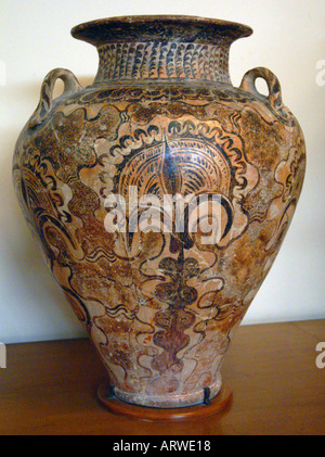 Antike griechische Töpfe im minoischen Heraklion Museum in Knossos Kreta Griechenland Europa Stockfoto