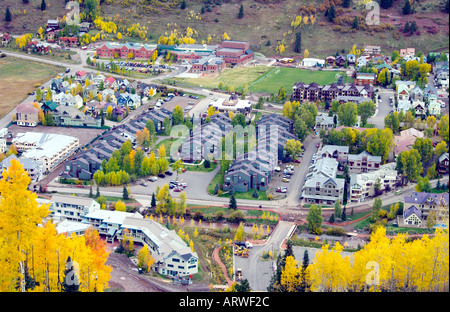 Luftaufnahme von Eigentumswohnungen mit Herbstlaub in Telluride, Colorado USA Stockfoto