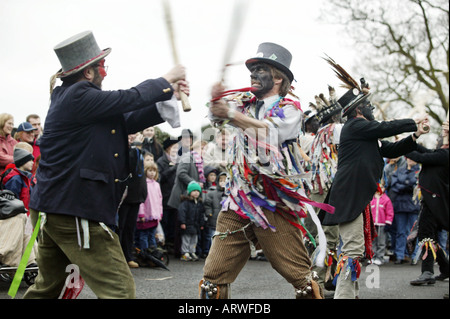 Die Alvechurch Morrismen führen einen traditionellen Neujahr s Tag Tanz in einem Pub Parkplatz in Worcestershire Dorf im Vereinigten Königreich Stockfoto