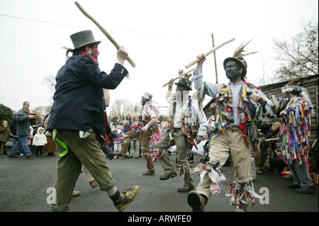 Die Alvechurch Morrismen führen einen traditionellen Neujahr s Tag Tanz in einem Pub Parkplatz im Dorf Worcestershire Stockfoto