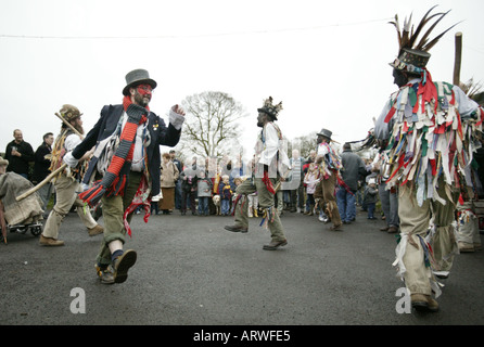 Die Alvechurch Morrismen führen einen traditionellen Neujahr s Tag Tanz in einem Pub Parkplatz in Worcestershire Dorf im Vereinigten Königreich Stockfoto