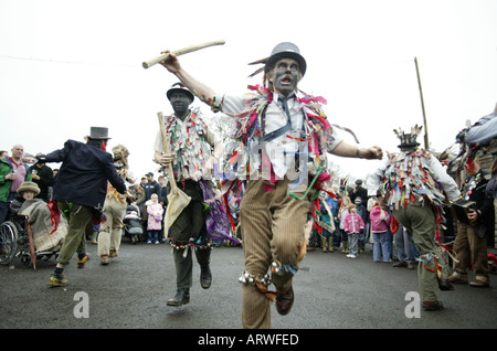 Die Alvechurch Morrismen führen einen traditionellen Neujahr s Tag Tanz in einem Pub Parkplatz in Worcestershire Dorf im Vereinigten Königreich Stockfoto