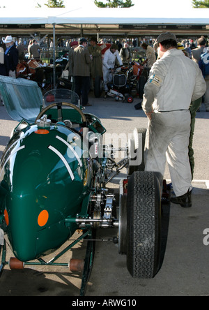 1937-Ära B-Typ im Fahrerlager am Goodwood Revival, Sussex, UK Stockfoto