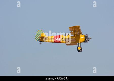 Boeing PT17 Stearman niedrigen Niveau Airshow übergeben Stockfoto