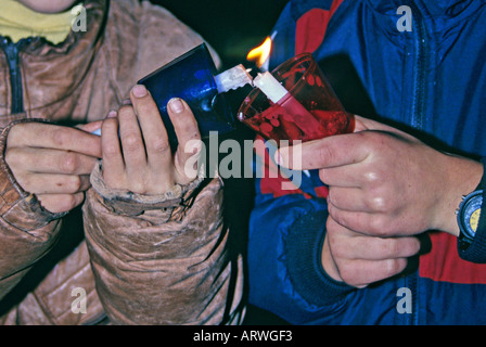 Kinder, die Kerzen anzünden Stockfoto