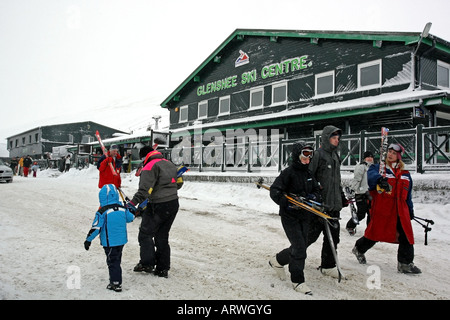 Skifahrer und Snowboarder in Glenshee Ski-Zentrum in der Nähe von Braemar, Aberdeenshire, Schottland, UK Stockfoto