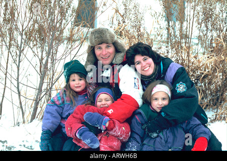 Liebevolle Familie, die Spaß am Bügel Park nach Eislaufen 35 und 4 bis 7 Jahren. Minneapolis Minnesota USA Stockfoto