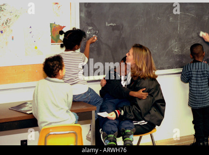 Mentor und Schüler gemeinsam lernen nach der Schule studieren Programm Klassenzimmer im Alter von 20 und 6 bis 8. St Paul Minnesota USA Stockfoto