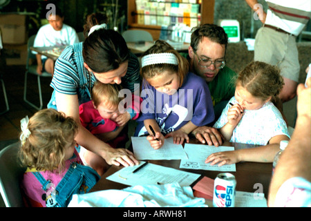 Familie Sicherheitstest beim Fahrrad Sicherheit Rodeo abschließen. St Paul Minnesota USA Stockfoto