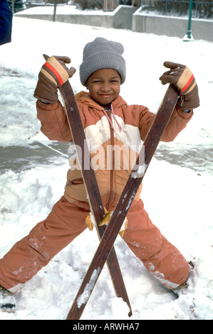 Schwarzer Junge, immer bereit, cross Country Ski 6 Jahre gehen. St Paul Minnesota USA Stockfoto