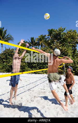 Strand 2 auf 2 Volleyball gespielt an der Pier Strand Naples Florida Stockfoto