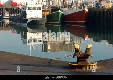 Trawler Fischen Liegeplatz Seil an einem Poller gebunden Stockfoto